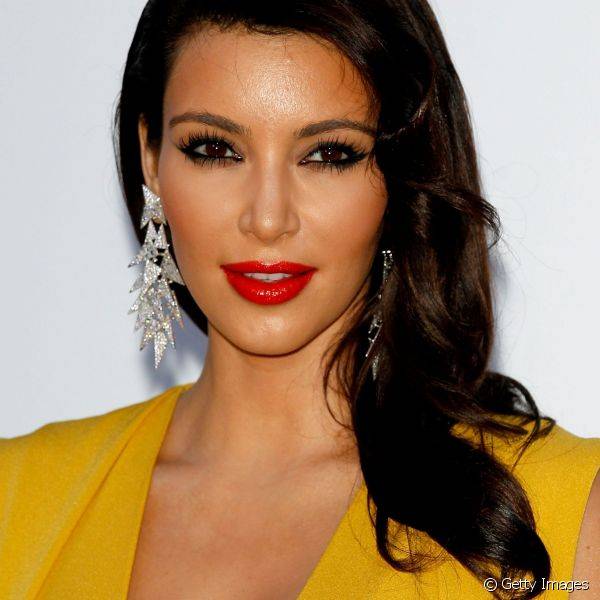 Kim Kardashian escolheu um batom vermelho claro e com aspecto molhado para completar o amarelo discreto do vestido que usou no amfAR, em 2012